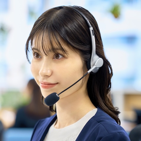 電話で相談する女性